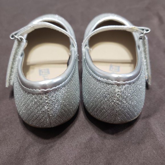 Smart Fit Silver Sparkly Slip On Dress Shoes Adjustable Velcro Straps Size 5 - Picture 3 of 5